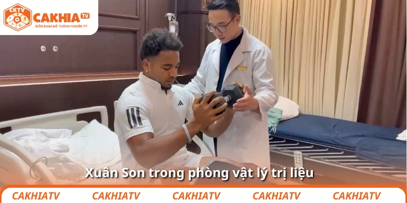 Xuân Son trong phòng vật lý trị liệu
