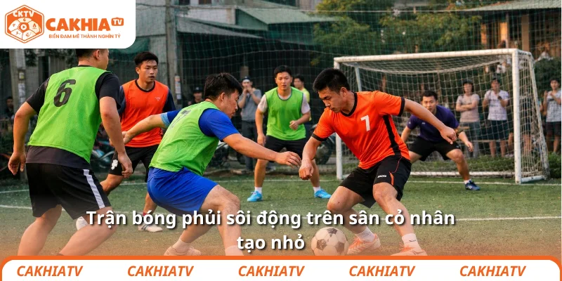 Trận bóng phủi sôi động trên sân cỏ nhân tạo nhỏ